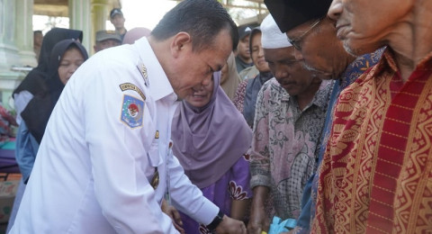 Tinjau Banjir Bandang Sarolangun, Gubernur Jambi Serahkan Ribuan Paket Bantuan Darurat